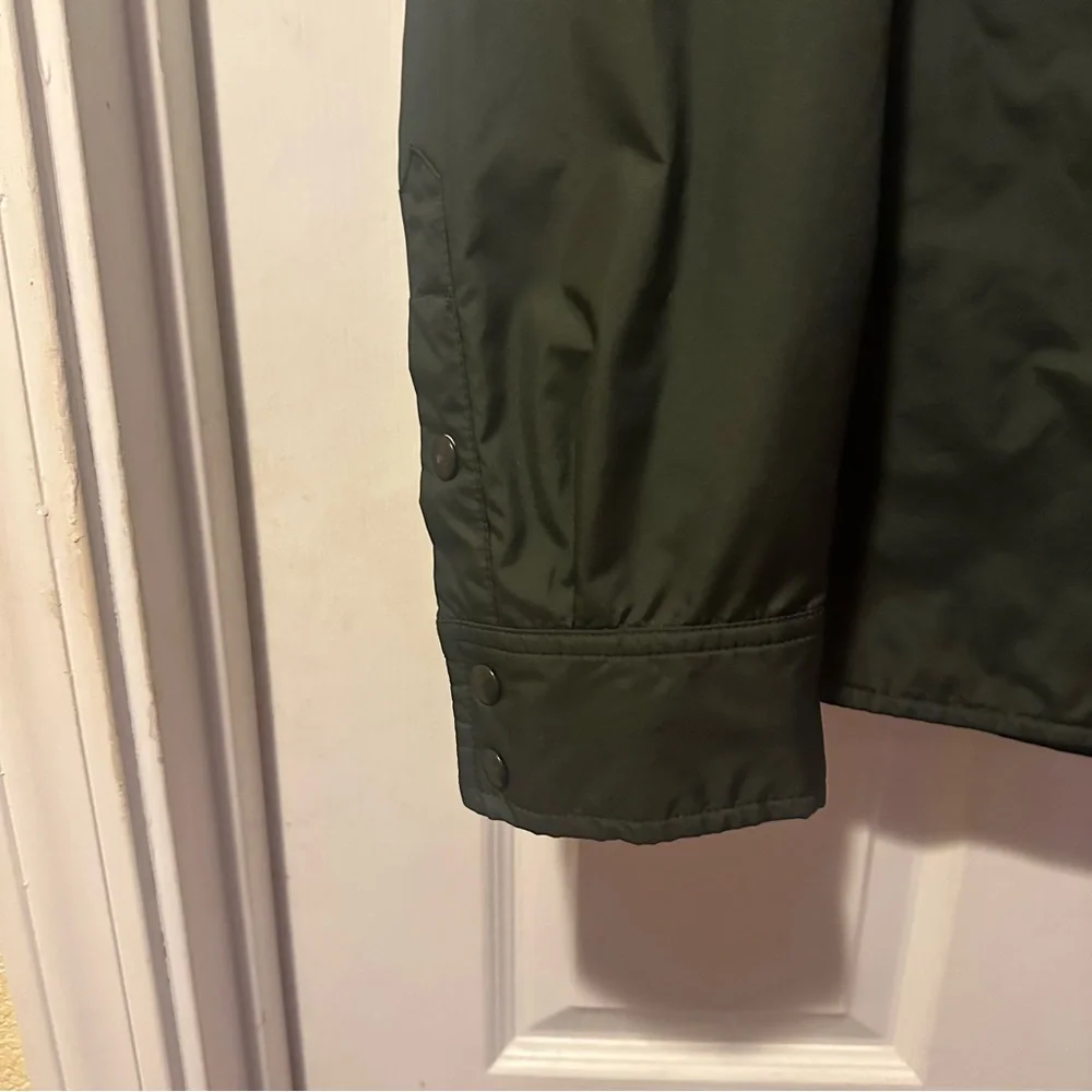 Men’s J.CREW Nylon Green Shacket Casual Snap Button Lightweight Monochrome Sz M.